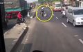 Video Pemotor Berani Hadang Bus yang Mau Lawan Arah di Cikampek 