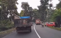 Video: Duarr! Toyota Yaris Bakpao 'Adu Kebo' Dengan Truk di Ambarawa
