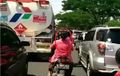 Busyet, Video Emak Zaman Now Kendarai Motor Kayak Jalanan Punya Sendiri! 