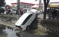 Ada Pelajaran Berharga di Balik Mobil yang Terjun ke Sungai Ini