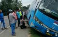 Duar! Pengemudi Honda Karisma Terseret Setelah Tabrakan dengan Bus
