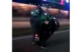 Gokil! Driver Ojol Wheelie Sambil Boncengan, Kasih  Berapa Bintang Nih?