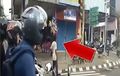 Pria Ini Tetap Berhenti Saat Lampu Menyala Merah, Padahal Enggak Naik Motor