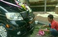 Mantap! Pasangan Nikah Massal Asal Pulogadung Dibawa Mobil Mewah