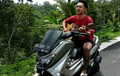 Viral, Orang Nyanyi dan Main Gitar Sambil Naik Yamaha NMAX