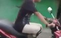Bikin Geleng-Geleng! Cewek Ini Naik Motor Sambil 'Semedi'