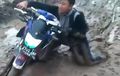 Bikin Ngakak, Pemuda Ketiban V-Ixion Kewalahan Mengangkat Motornya