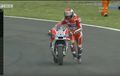 Nostalgia! 'Duo Andrea' MotoGP Crash Bareng yang Berujung Dorong Motor ke Garis Finish