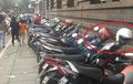 Sering Taruh Helm di Spion? Ternyata Ada Dampak Negatifnya Lho