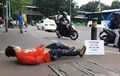 Gara-Gara Biker Ibu Kota, Pria Ini Tidur Di Jalan