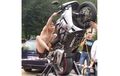 Kocak! Ini Ekspresi Pria yang Ketagihan Belajar Wheelie