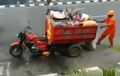 Detik-Detik Api Lahap Motor Pengangkut Sampah, Disiram Pakai Air Mineral