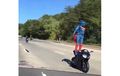 Kocak! Tak Bisa Terbang, Superman Ini Malah Action di Atas Motor