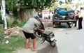 Waduh! Kesal Ditilang Saat Mau Beli Semen Si Mbah Bakar Motor Sendiri