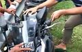 Video Lain Yamaha R25 Yang Jatuh Akibat Kekencengan Nikung Di Lombok, Knalpot Buyar