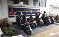 Saat Parkir Motor, Lebih Baik Pakai Standar Samping atau Tengah?
