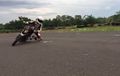 Tak Pakai Honda RC213V, Lakukan Elbow Down Dengan Sonic 150 Juga Bisa!