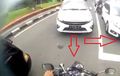 Nekat Lawan Arah, Toyota Agya Dipukul Mundur Dua Pengendara Lain!