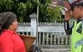 Mengerikan, Polisi Tilang Ibu Sendiri, Dapat Balasan Spontan