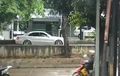 Bukan Trik Kamera, Mobil-Mobil Di Jakarta Ini Jalannya Mundur
