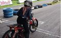Coba Tebak! Apanya yang Istimewa Dari Joki Motor Drag Ini?