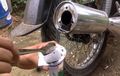 Cara Memberihkan Kerak Knalpot Motor 2-Tak, Ada 2 Cara Nih