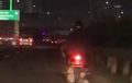 Nekat! Motor Jalan di Tol Malam-malam, Tetap Nyantai Ambil Lajur Kanan