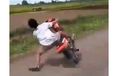 Ngegas Pol, Joki Drag Bike Hilang Kendali Sampai Nyungsep ke Selokan