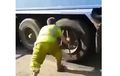 Super! Video Pria Bongkar Pasang Ban Truk Kontainer Tak Sampai Satu Menit