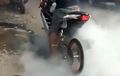 Sadis, Ninja 250 Pakai Ban Cacing Diajakin Burn Out, Lihat Videonya