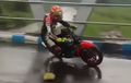 Menantang Bahaya, Pembalap Latihan Cornering di Jembatan Basah, Kepleset Langsung Nyemplung