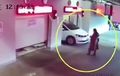 Korbannya Syok, Wanita Nyelonong Ke Parkiran Otomatis, Masuk Kolong Hampir Terjepit