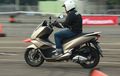 Pernah Merasakan Motor Matic Oleng Saat Lewati Tambalan Aspal? Komponen Ini Penyebabnya