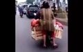 Hiiiy.. Ada Emak-emak Melayang di Belakang Motor, Warga Sekitar Nyantai Aja