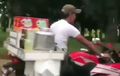 Lihat Aksi Tukang Bubur Zaman Now! Jualan Pakai Motor Sport