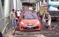 Ngilu, Detik-detik Mobil Melintas di Jembatan Kayu Rapuh, Tinggal Nunggu Kejeblos