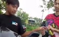 Tersentuh, Pemuda Zaman Now Tolong Pemotor Wanita Kehabisan Bensin, Salut!