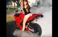 Enggak Cuma Cantik dan Seksi, 10 Biker Cewek Ini Jago Burnout Lo! Tonton Videonya...