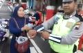 Mengharukan Alasan Emak-emak Kenapa Gigit Tangan Polisi Setelah Menolak untuk Ditilang