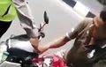 Kayak Bocah, Polisi dan Pelanggar Lalu Lintas Berebut Kunci Motor, Saling Tantang Mukul Duluan