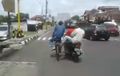Video Kocak! Pemotor Mabuk Nendang Orang, Yang Ditendang Malah Nantang Mabuk 