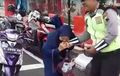 Waduh, Jadi Tersangka, Emak-emak Gigit Polisi Tolak Ditilang Terancam Hukuman Penjara 5 Tahun?