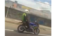 Bikin Merinding! Pria Ini Dibonceng Naik Motor Sama 'Hantu'