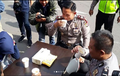 Enak Banget, Tak Ditilang, Pelanggar Malah Diajak Ngopi Sama Polisi, Dikasih Helm Pula