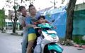 Street Manners: Masih Sering Naik Motor Bonceng Tiga? Awas Bisa Kena Denda Sampai 'Dikandangin'!