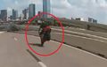 Gokil! Pengendara Motor Ini Lakukan Aksi Stoppie di Jalan Menurun dengan Sempurna