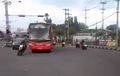 Cek Videonya! Rider Ini Hampir Tercium Bus Saat Melaju dengan Kecepatan Tinggi