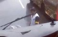 Sebuah Bus Dibuat Tak Berkutik di Jalan Raya Oleh Pria Ini, Ada Apa Ya?