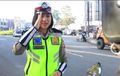 Wuih, Polwan Cantik Periksa Surat-surat Kendaraan, Kejadian Selanjutnya Bikin Pemotor Ini Bahagia