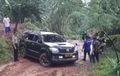 Nyaris Celaka, Fortuner Berpelat Dinas Tiba-Tiba Meluncur Kencang Di Jalan Licin, Berhenti Setelah Melintir